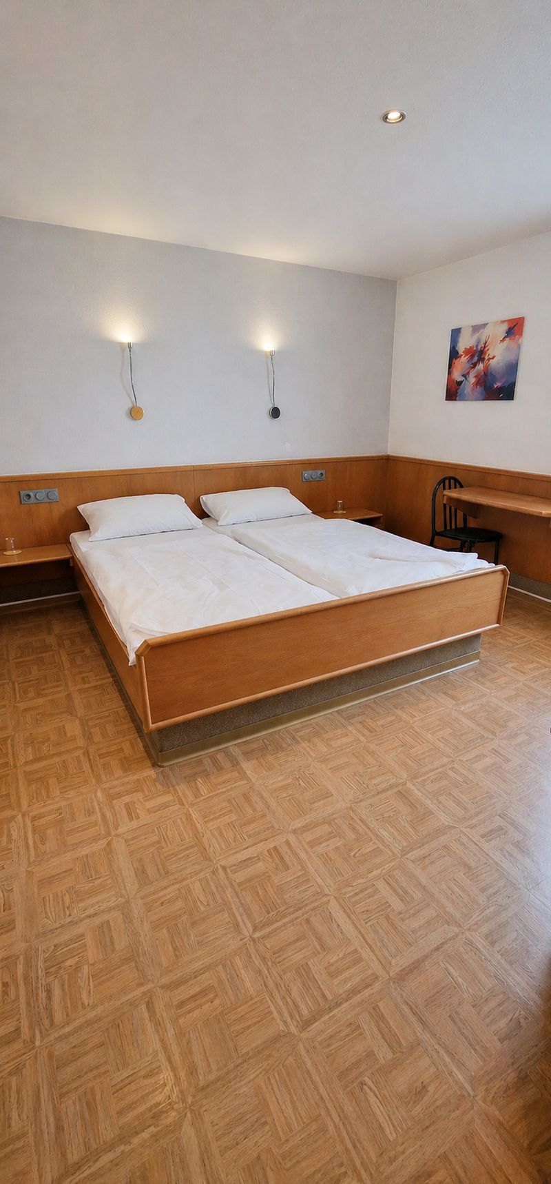 Doppelzimmer mit Doppelbett, Schreibtisch und Fenster im Hotel Zum Goldenen Hahnen