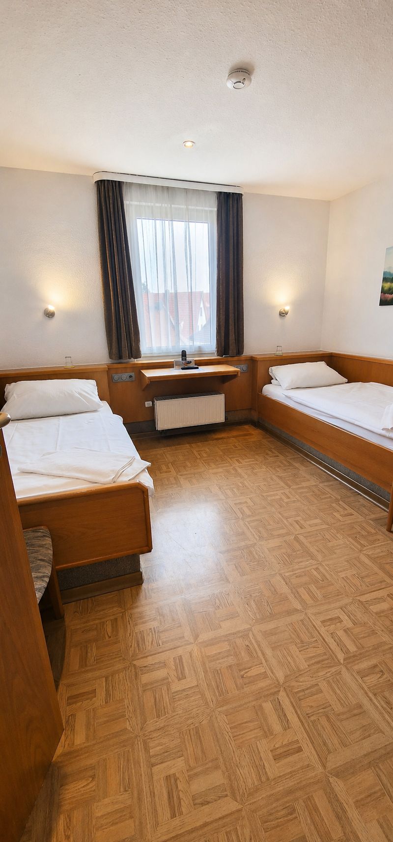 Doppelzimmer mit zwei getrennten Betten und Fenster im Hotel Zum Goldenen Hahnen